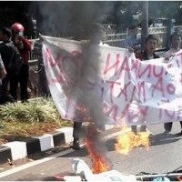 Demo BBM di Gedung DPRD Kuningan